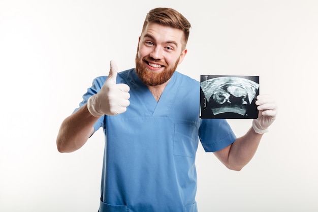 Free photo happy excited male medical doctor or nurse pointing finger