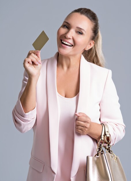 흰색 위에 신용 카드와 함께 행복 한 흥분된 놀된 젊은 여자