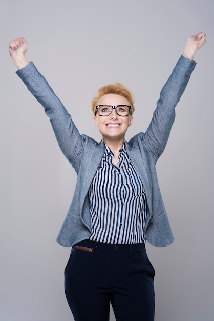 Faccia felice di donna di successo