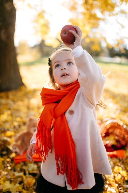 Famiglia felice in autunno a piedi