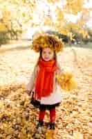 Foto gratuita famiglia felice in autunno a piedi