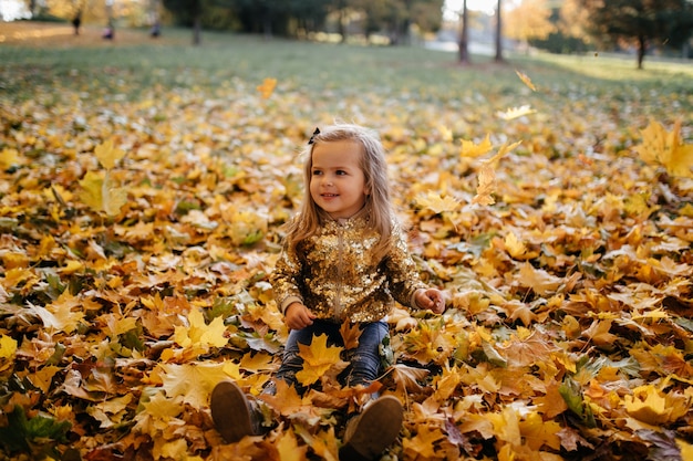 Foto gratuita famiglia felice in autunno a piedi