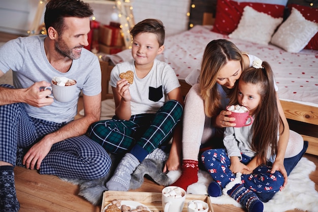 家で一緒にクリスマスを祝う幸せな家族