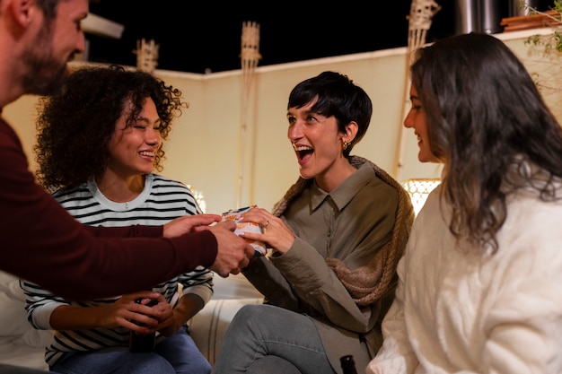 Foto gratuita famiglia felice che celebra la vista laterale