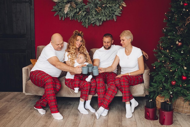 Foto gratuita famiglia felice che incoraggia gli occhiali a natale