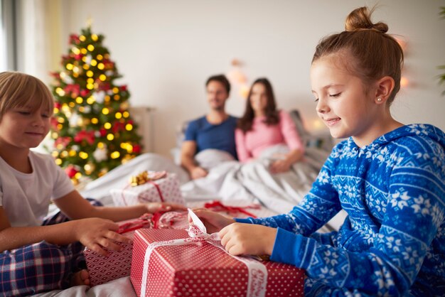 クリスマスの時期に幸せな家族