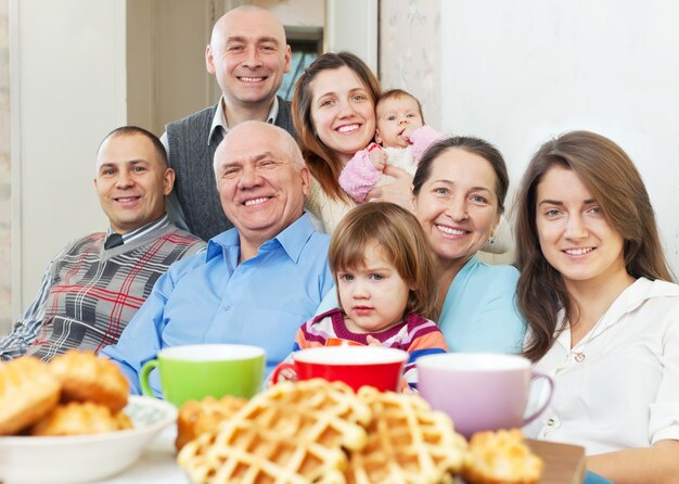 счастливая семья общается за чаем