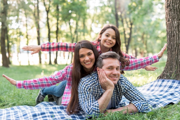 Foto gratuita famiglia felice godendo la giornata nel parco