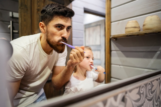 Famiglia felice che si diverte insieme