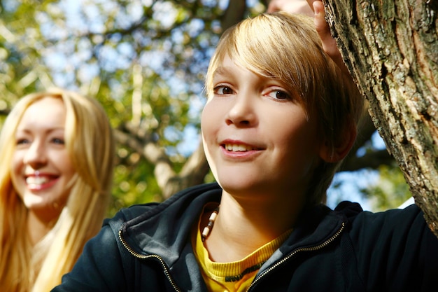 La famiglia felice si diverte nel parco