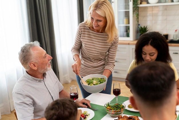 Foto gratuita famiglia felice che cena insieme