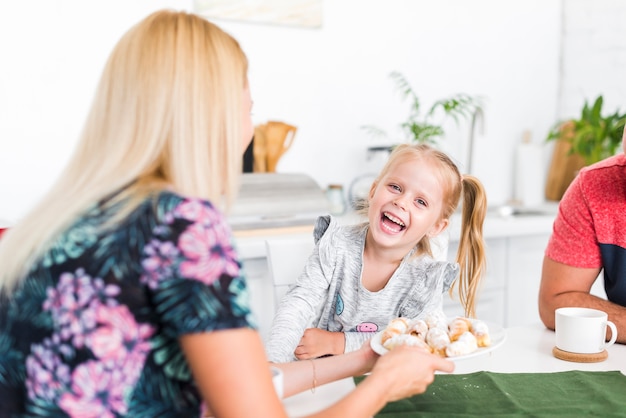 Foto gratuita famiglia felice facendo colazione a casa