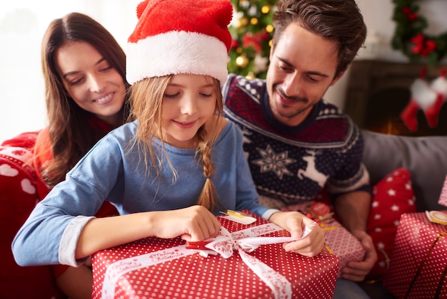 クリスマスプレゼントを開く幸せな家族