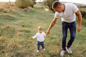 Foto gratuita famiglia felice all'aperto trascorrere del tempo insieme