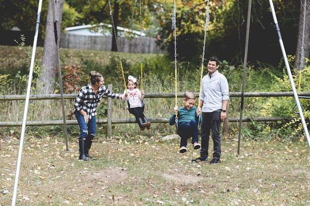 Famiglia felice in un parco