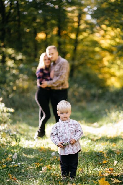 счастливая семья играет и смеется в Осеннем парке