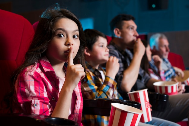 幸せな家族の映画館に座っています。