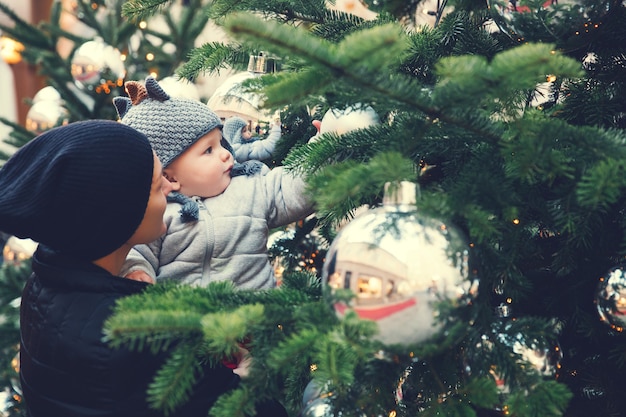 幸せな​家族​は​、​オーストリア​の​ザルツブルク​の​旧​市街​で​クリスマス​と​新年​の​休日​に​時間​を​過ごします