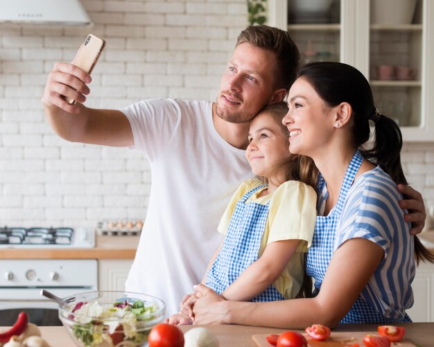 キッチンで幸せな家族撮影selfie
