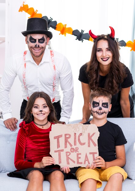 Famiglia felice che propone insieme per Halloween