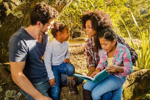 Foto gratuita famiglia felice sotto un albero