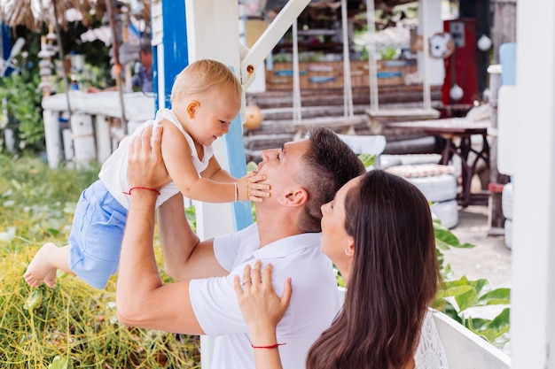 Famiglia felice in vacanza con il piccolo neonato