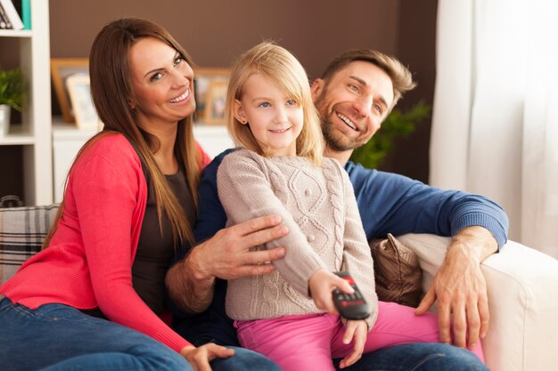 집에서 TV를 시청하는 행복 한 가족