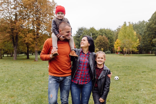 Foto gratuita famiglia felice con bambini nel parco