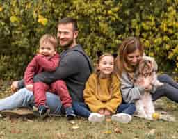 Foto gratuita famiglia felice con il cane all'aperto