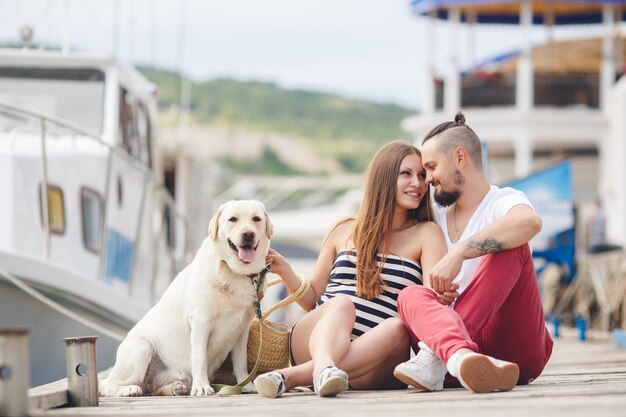 妊娠中の女性と犬と幸せな家族