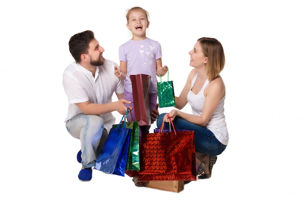 Foto gratuita famiglia felice con la seduta di borse per la spesa