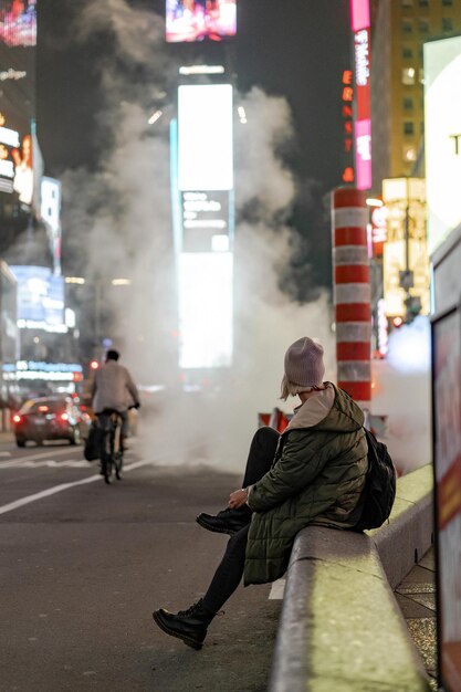 タイムズスクエア、ニューヨークにいることに興奮している幸せなファッションの女性