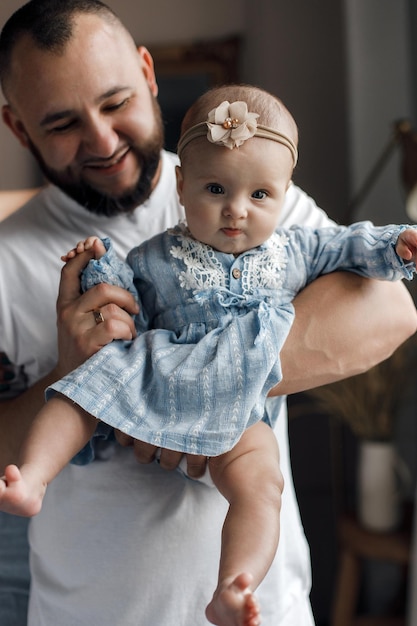 幸せな父と子の屋内