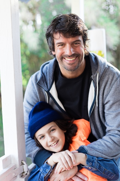 Foto gratuita padre felice che abbraccia il suo figlio