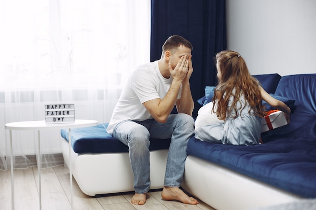 Buona festa del papà. la figlia saluta il papà. piccola figlia con papà.