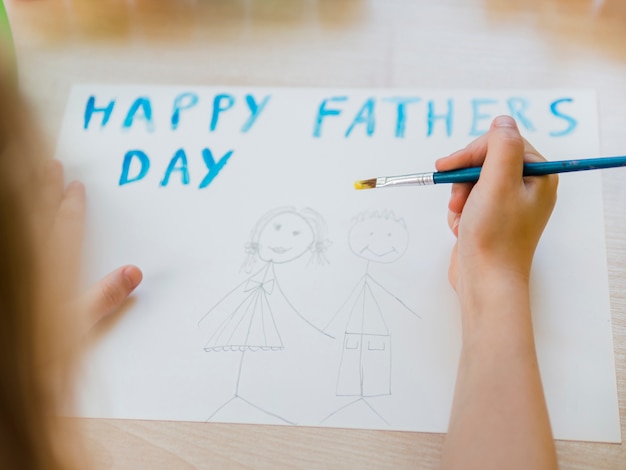 Foto gratuita festa del papà felice con il disegno del papà e della figlia