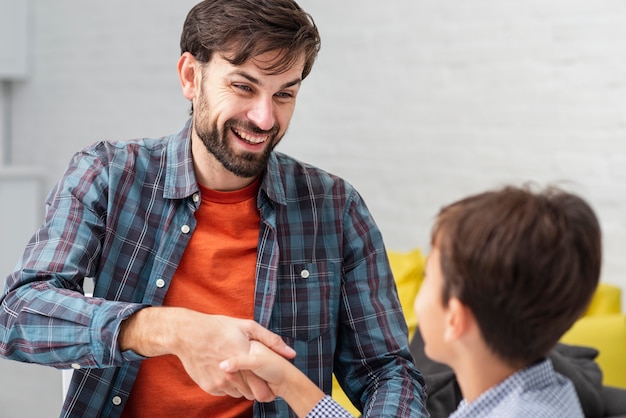 Felice padre e figlio si stringono la mano