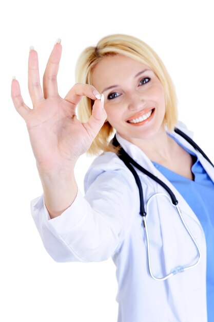 Счастливая женщина-врач с хорошо жестом - вид вверх