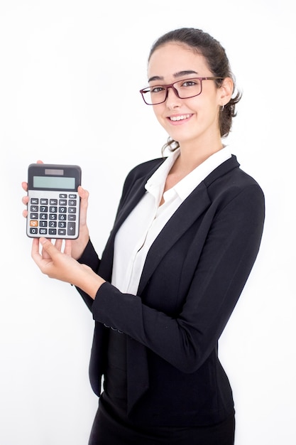 Felice femmina consulente finanziario che mostra calcolatrice