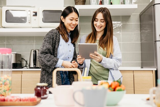 幸せな女性の友人、タブレット