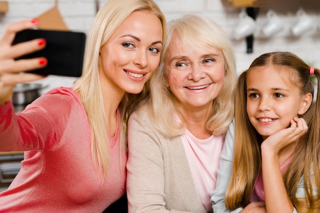 Foto gratuita generazione femminile felice che prende un selfie