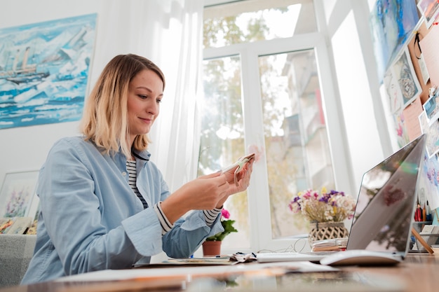 Lavoro femminile felice nello studio di arte