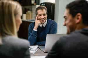 Foto gratuita felice consulente finanziario che parla con una coppia mentre ha una riunione a casa loro