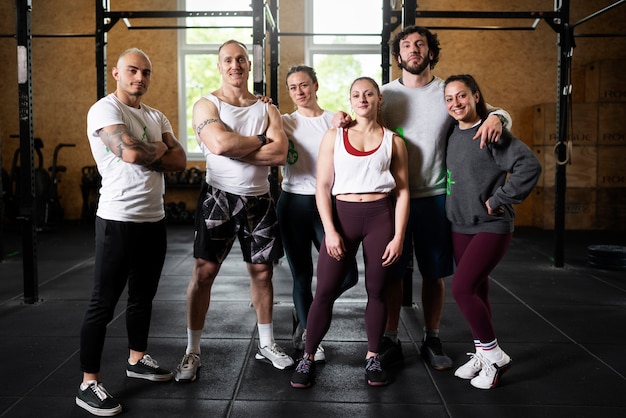 Persone in forma felici in palestra a tutto campo