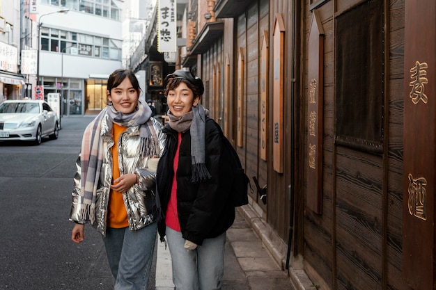 屋外で一緒に時間を過ごす幸せな友達