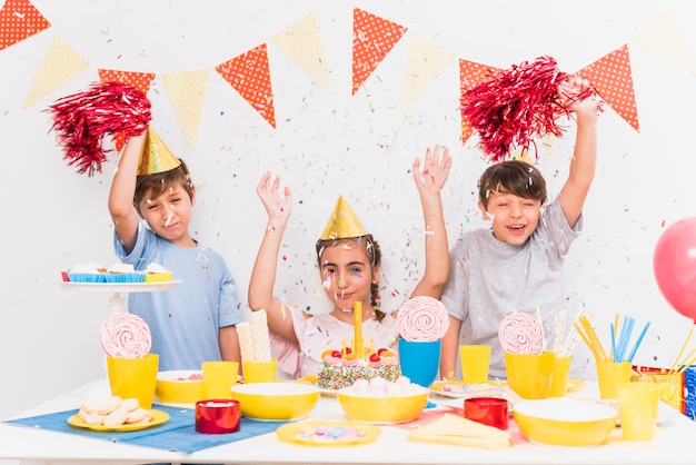 誕生日のお祝いを楽しんでいる誕生日の女の子と幸せな友達