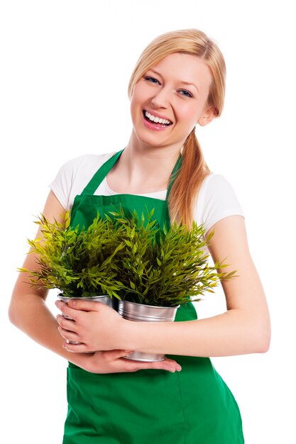 Счастливая женщина-садовник с ее растениями