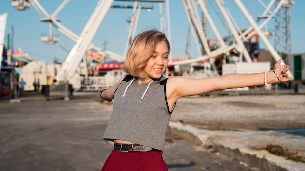 Foto gratuita ragazza felice al parco di divertimenti