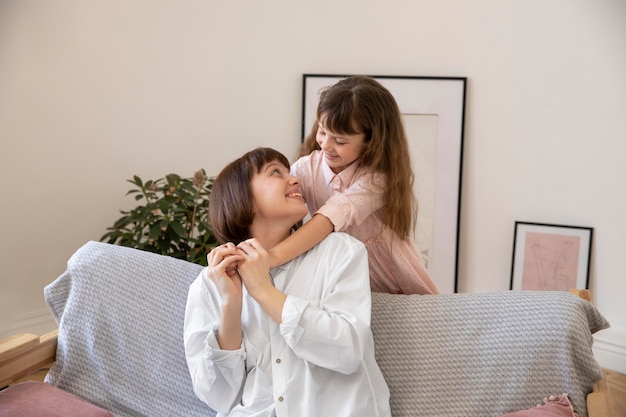 無料写真 幸せな女の子と母親のミディアムショット