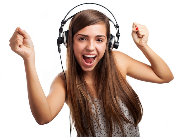 Foto gratuita ragazza che balla felice durante l'ascolto di musica